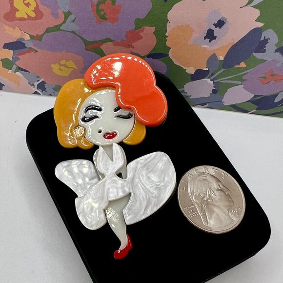 Marilyn Monroe Art Deco Acrylic Brooch - Picture 4 of 5